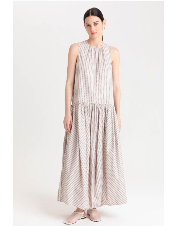 Abito Lungo Taupe Rigato – Eleganza Fluida e Senza Tempo