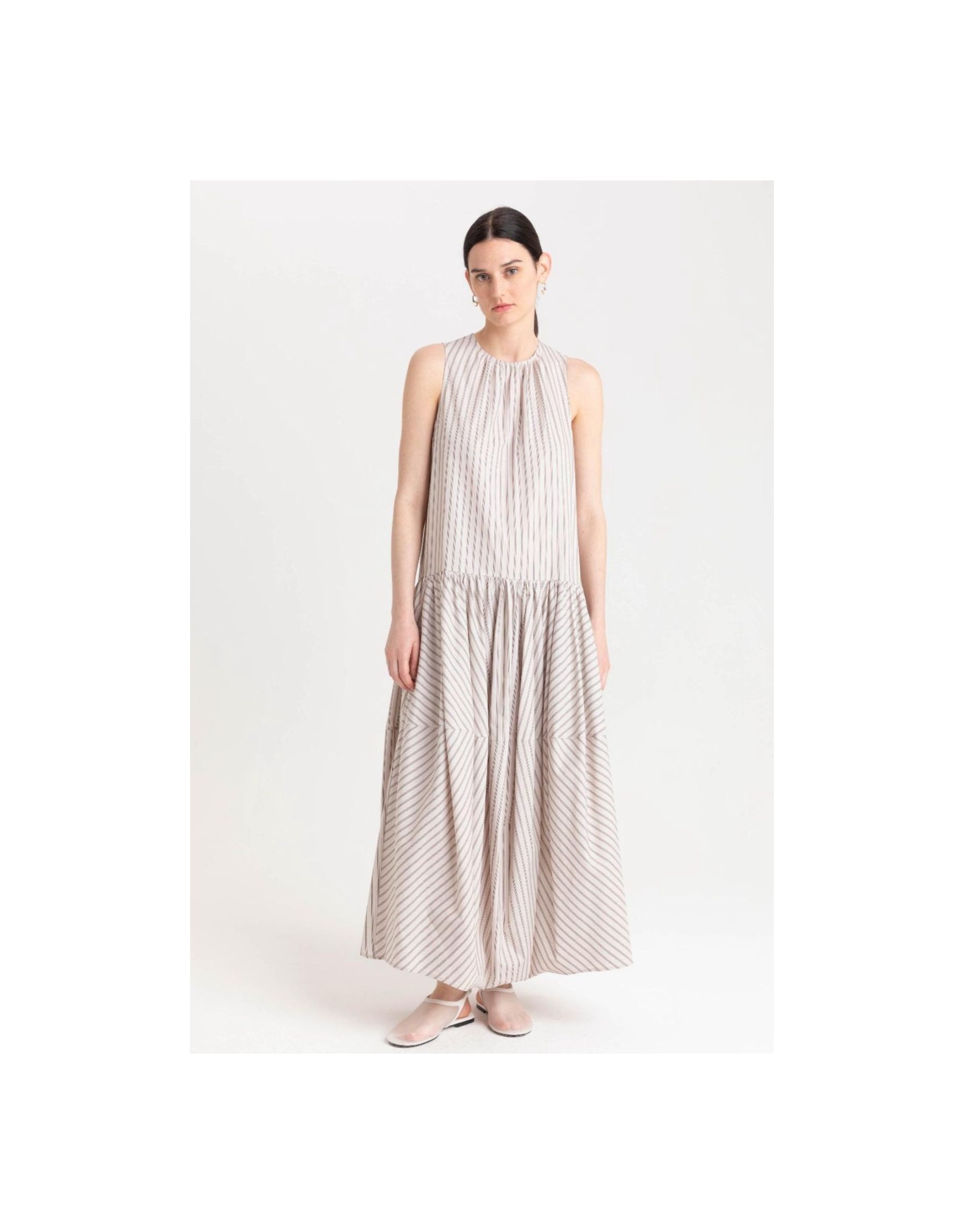 Abito Lungo Taupe Rigato – Eleganza Fluida e Senza Tempo