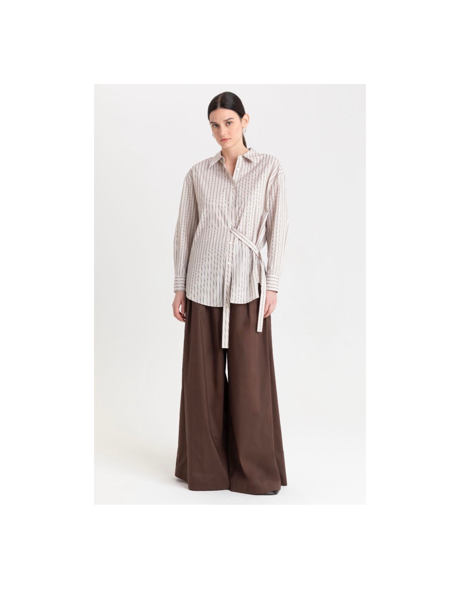 Camicia Rigata con Cintura – Raffinatezza Contemporanea