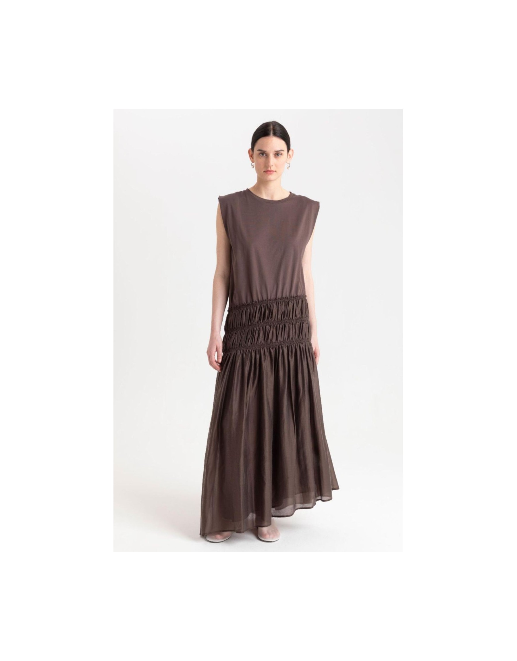 Abito lungo moka in voile fluido con dettagli couture