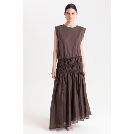 Abito lungo moka in voile fluido con dettagli couture