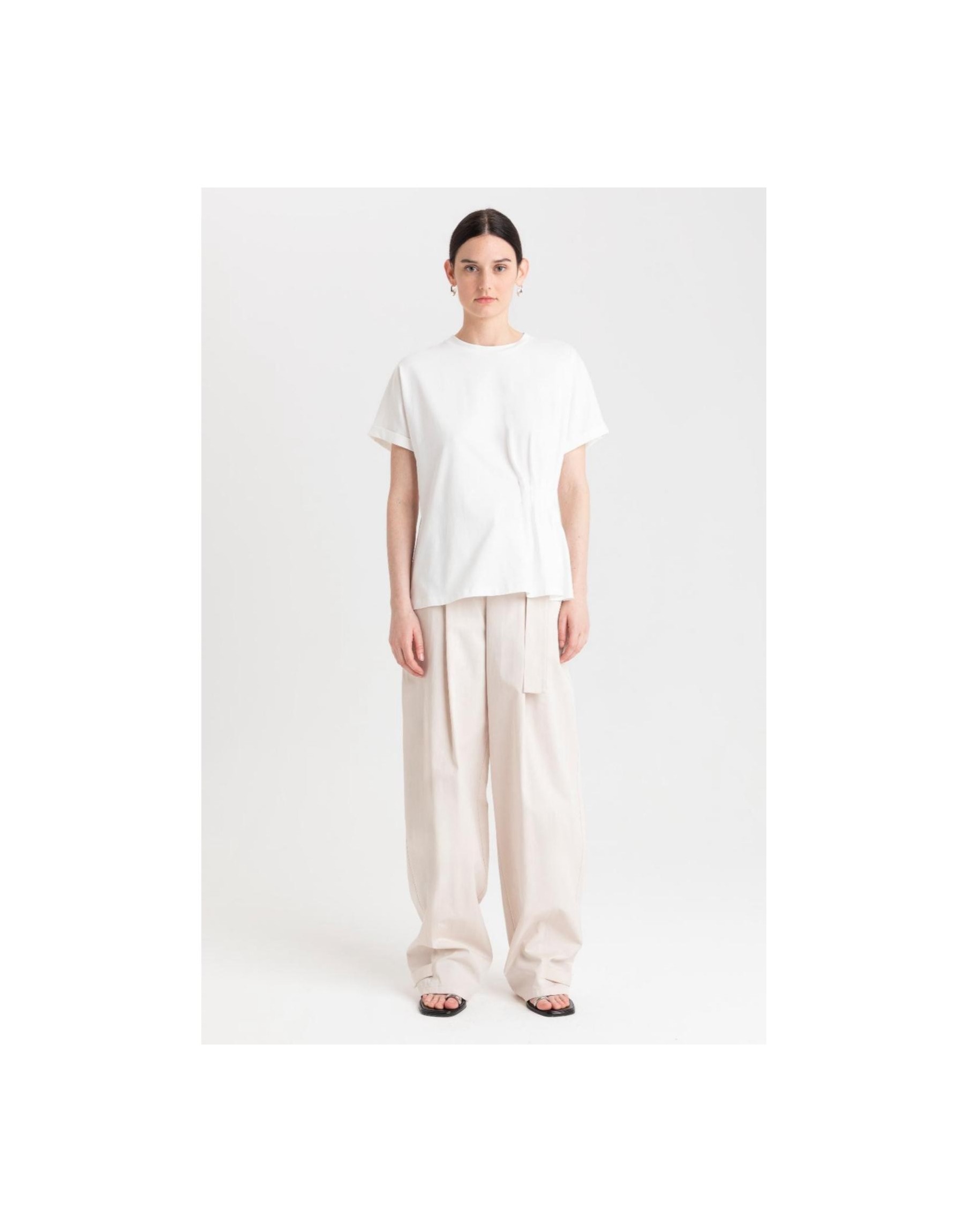 T-shirt panna con drappeggio laterale