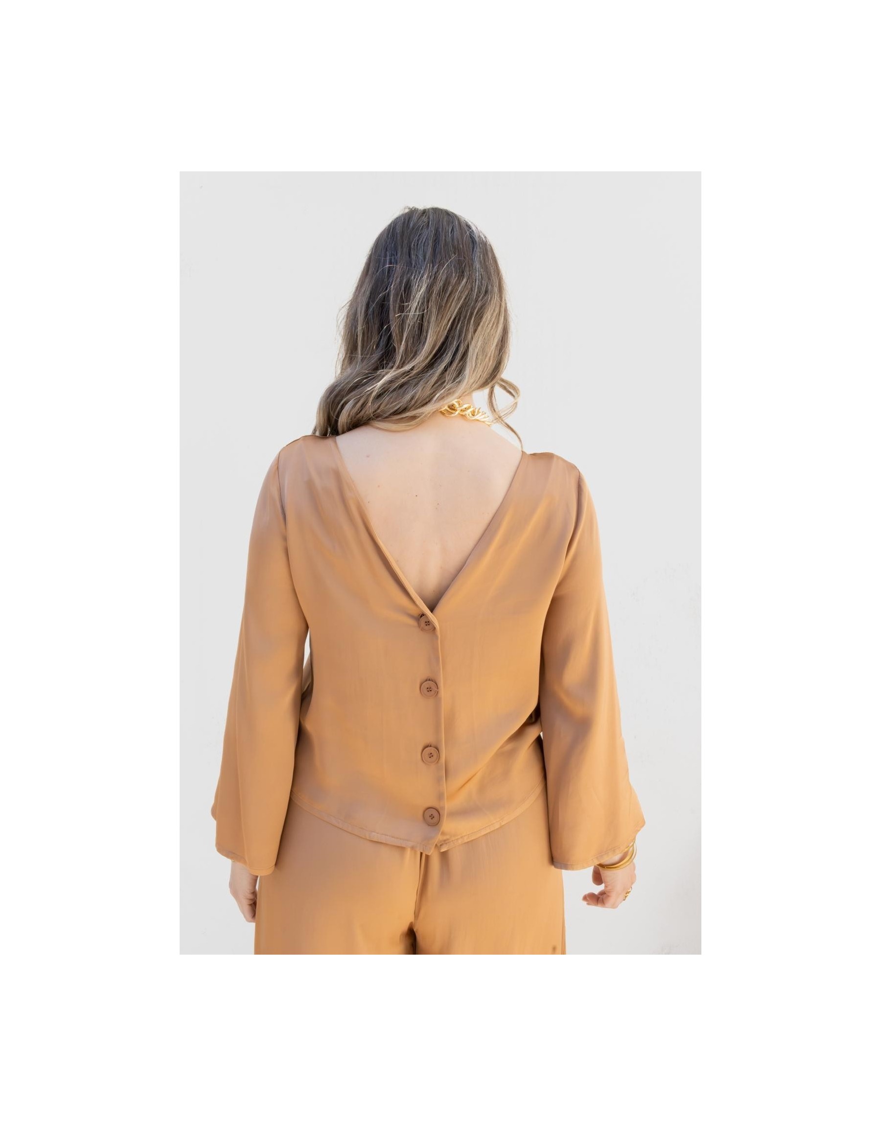 Blusa in Viscosa con Scollo a V e Bottoni Posteriori – Bronzo Dorato