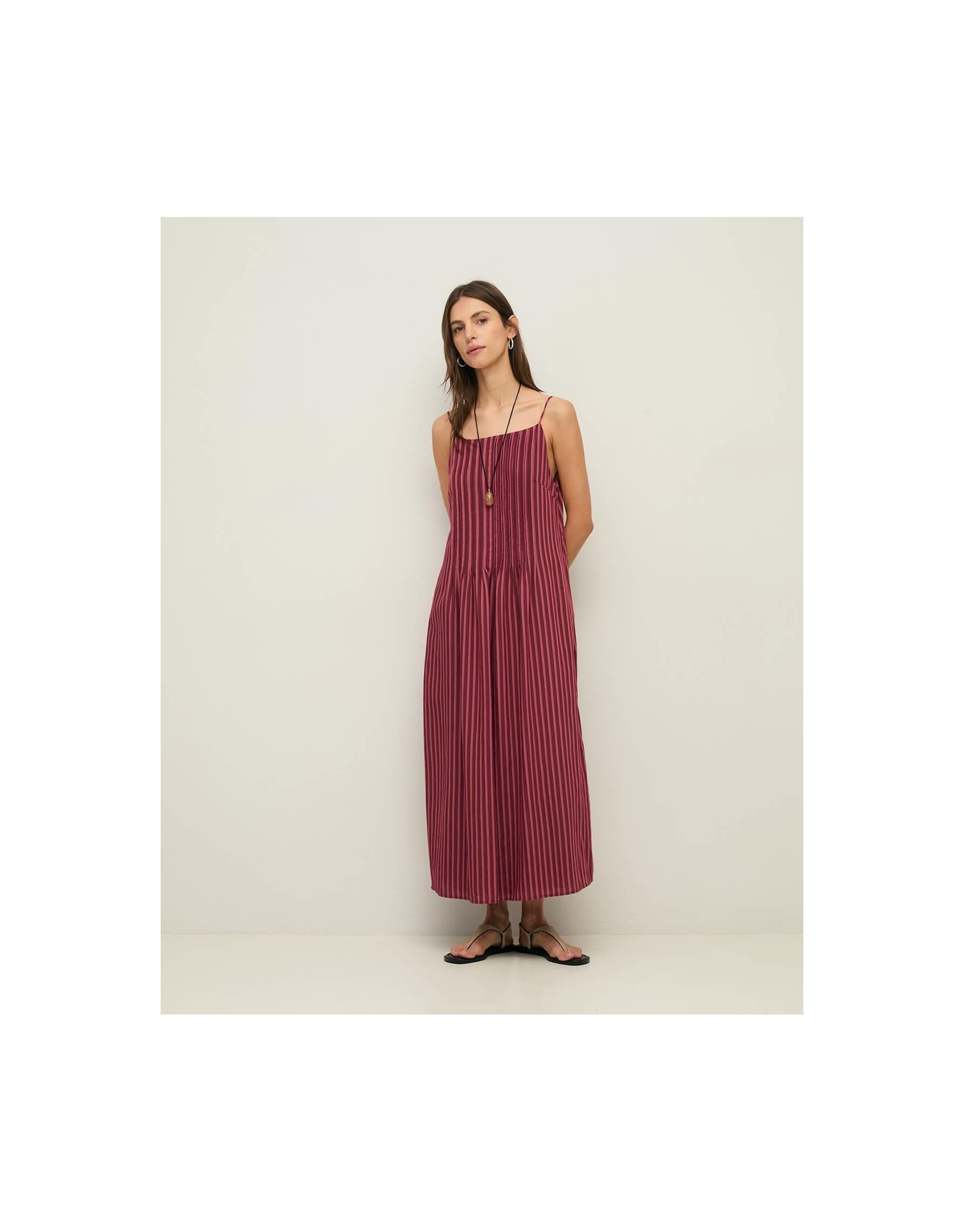 Abito Midi a Righe Plissettato: Stile Effortless in Magenta e Bordeaux