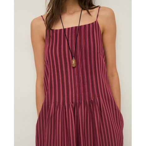 Abito Midi a Righe Plissettato: Stile Effortless in Magenta e Bordeaux